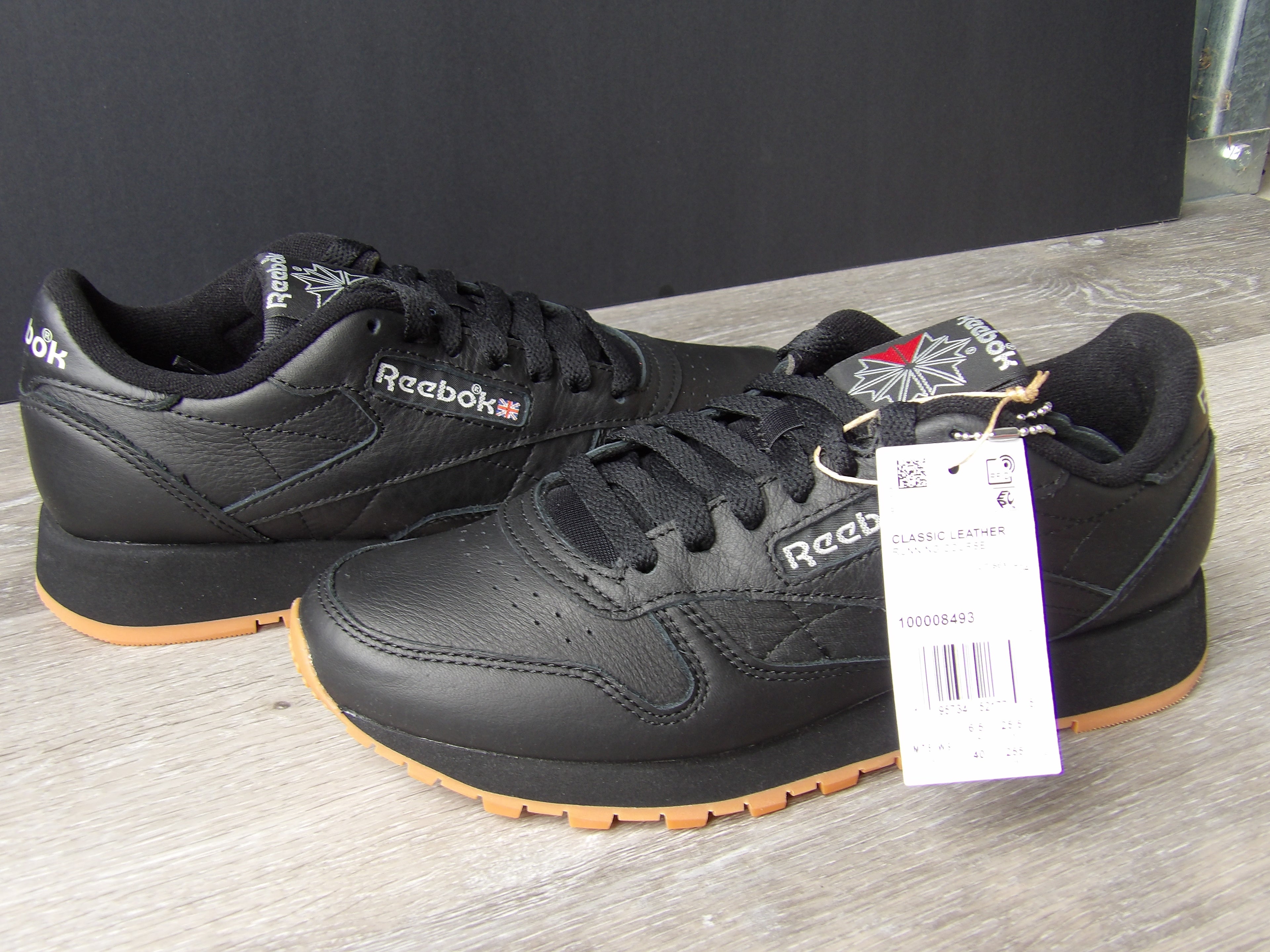 Reebok classic leather sneakers size 9