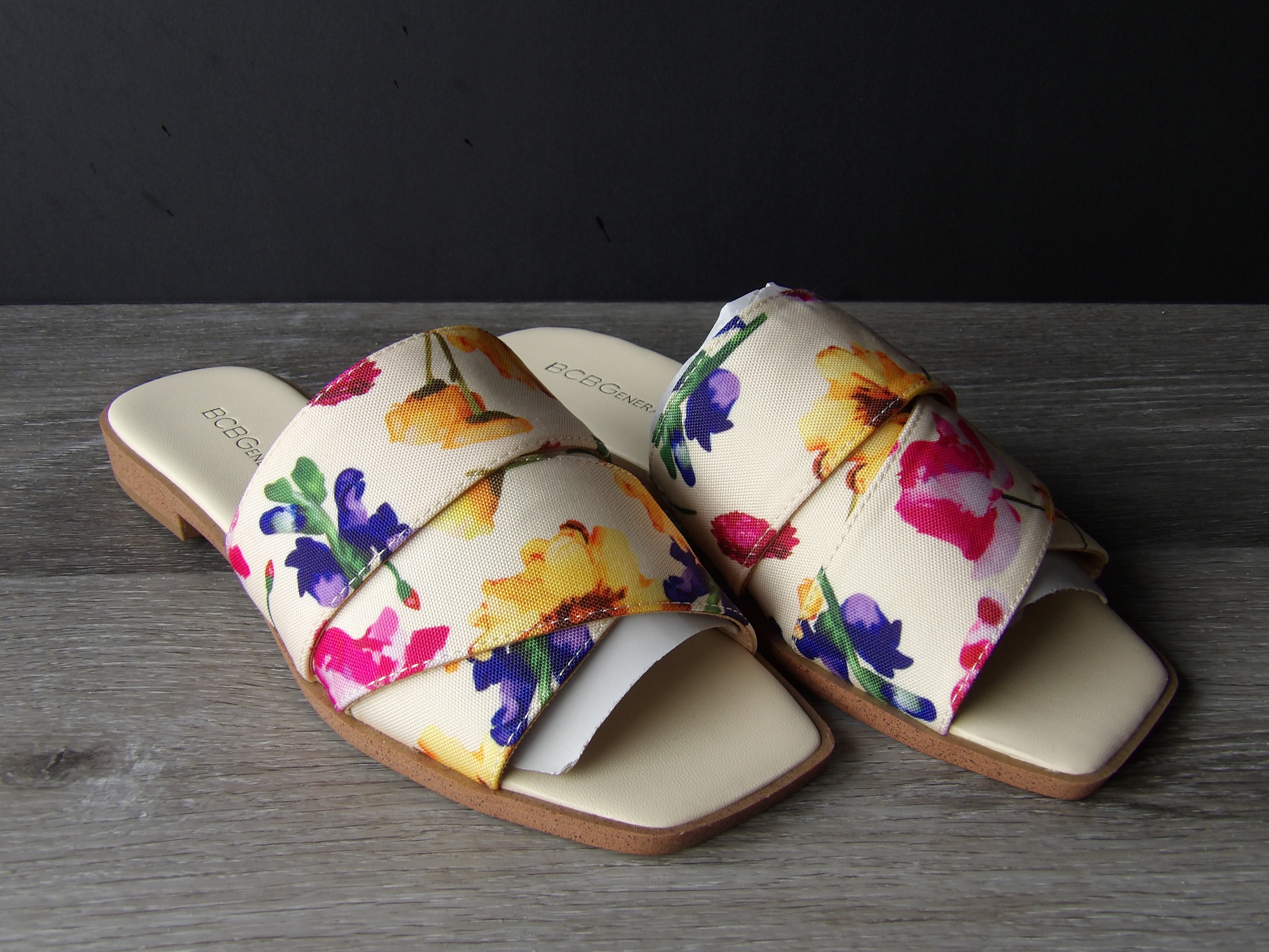 BCBG ENERATION Textile upper multi floral flats size 7.5