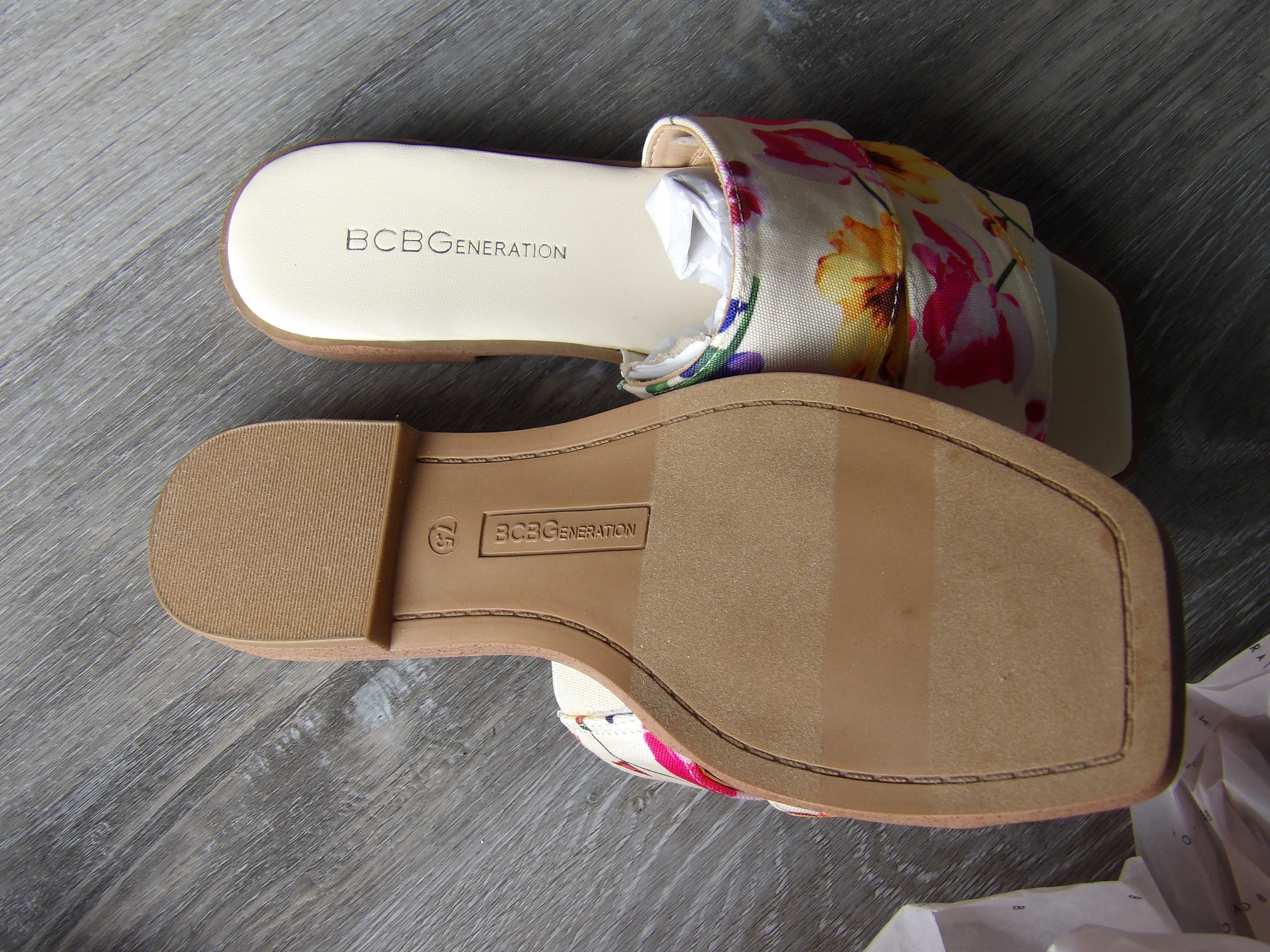 BCBG ENERATION Textile upper multi floral flats size 7.5