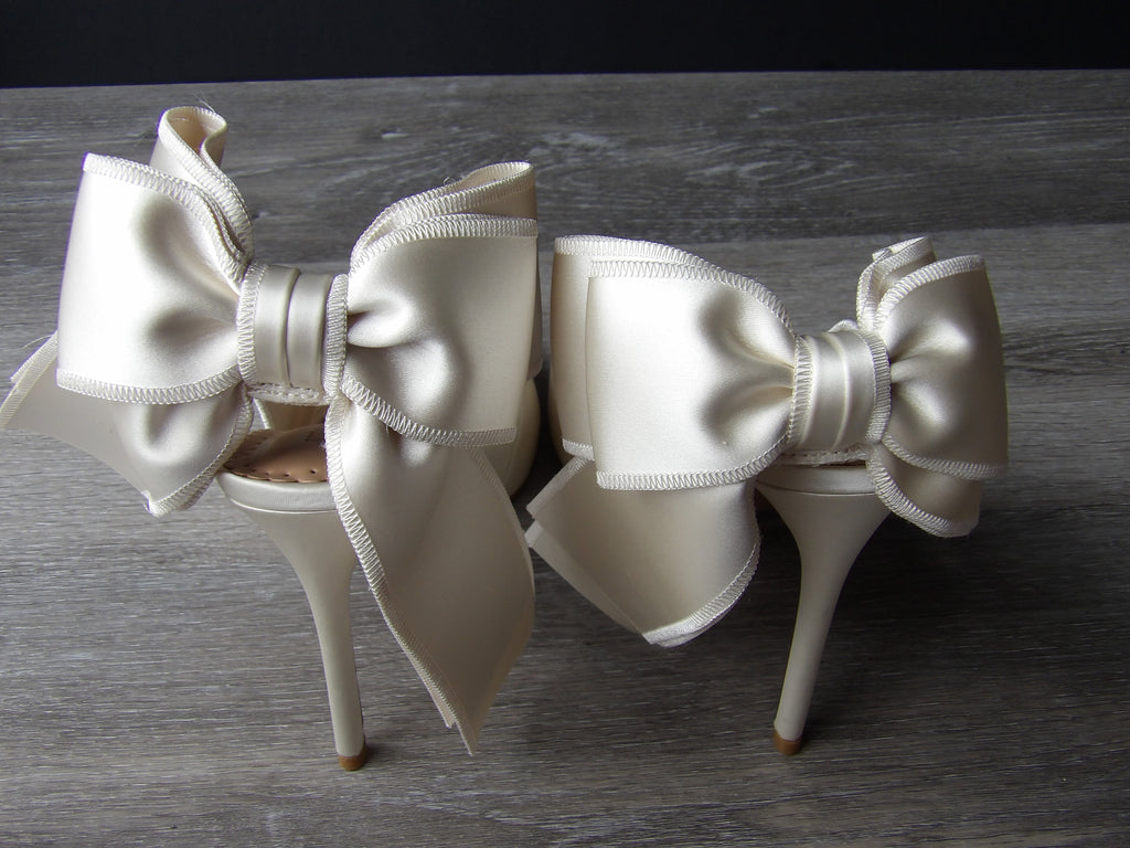 Steve Madden Teacup Ivory Satin Pumps size 7.5