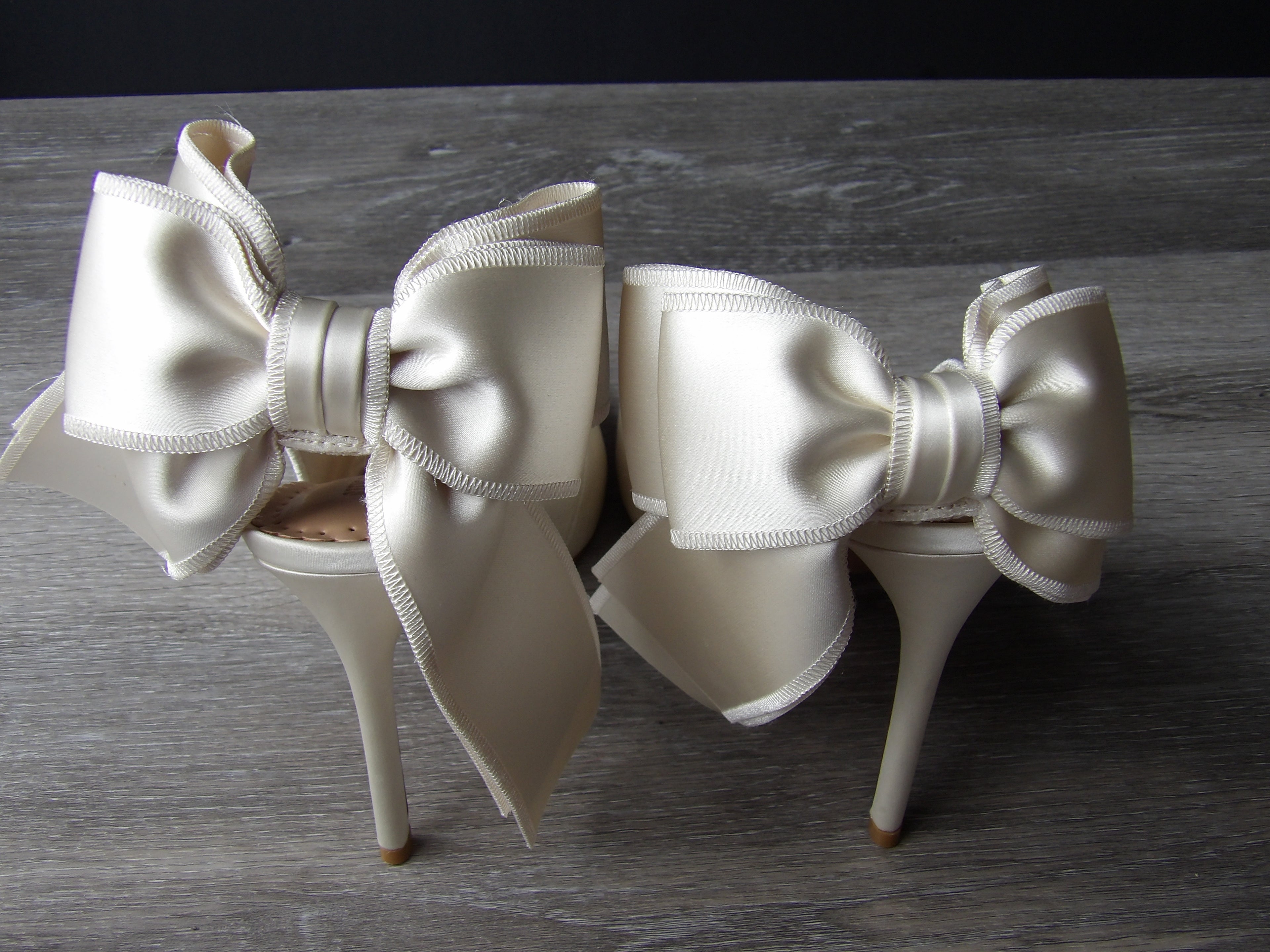Steve Madden Teacup Ivory Satin Pumps size 7.5