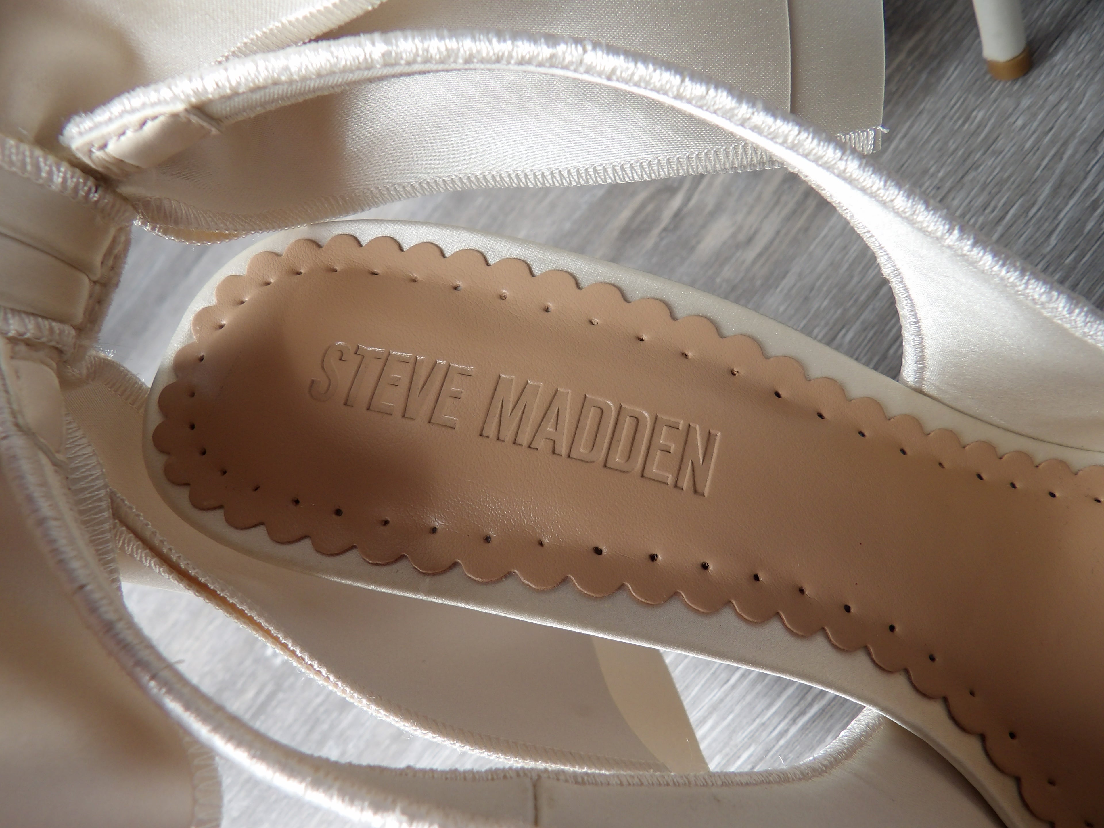 Steve Madden Teacup Ivory Satin Pumps size 7.5
