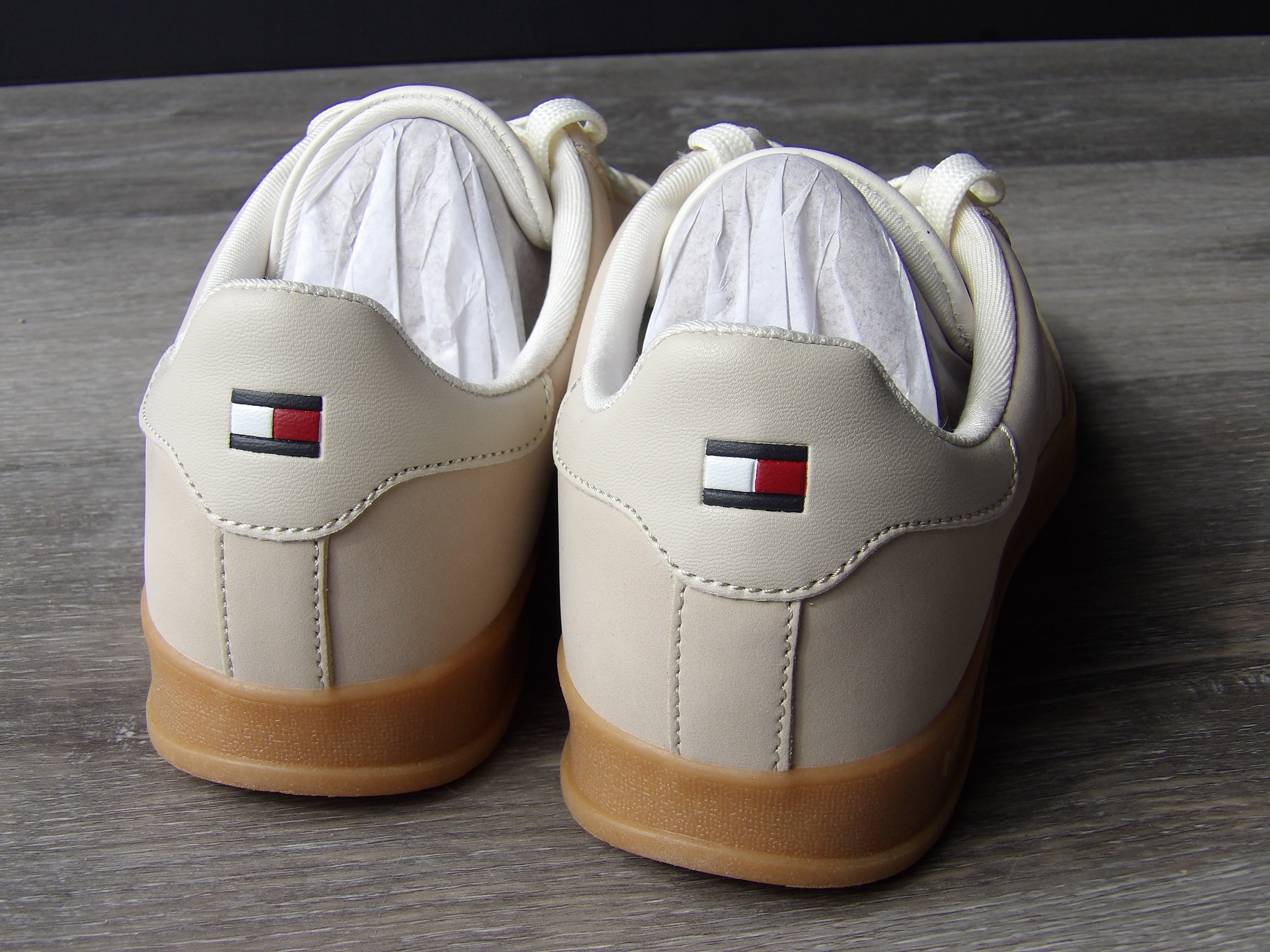 Tommy Hilfiger Women’s Sarhli Lace-Up Fashion Sneakers size 6