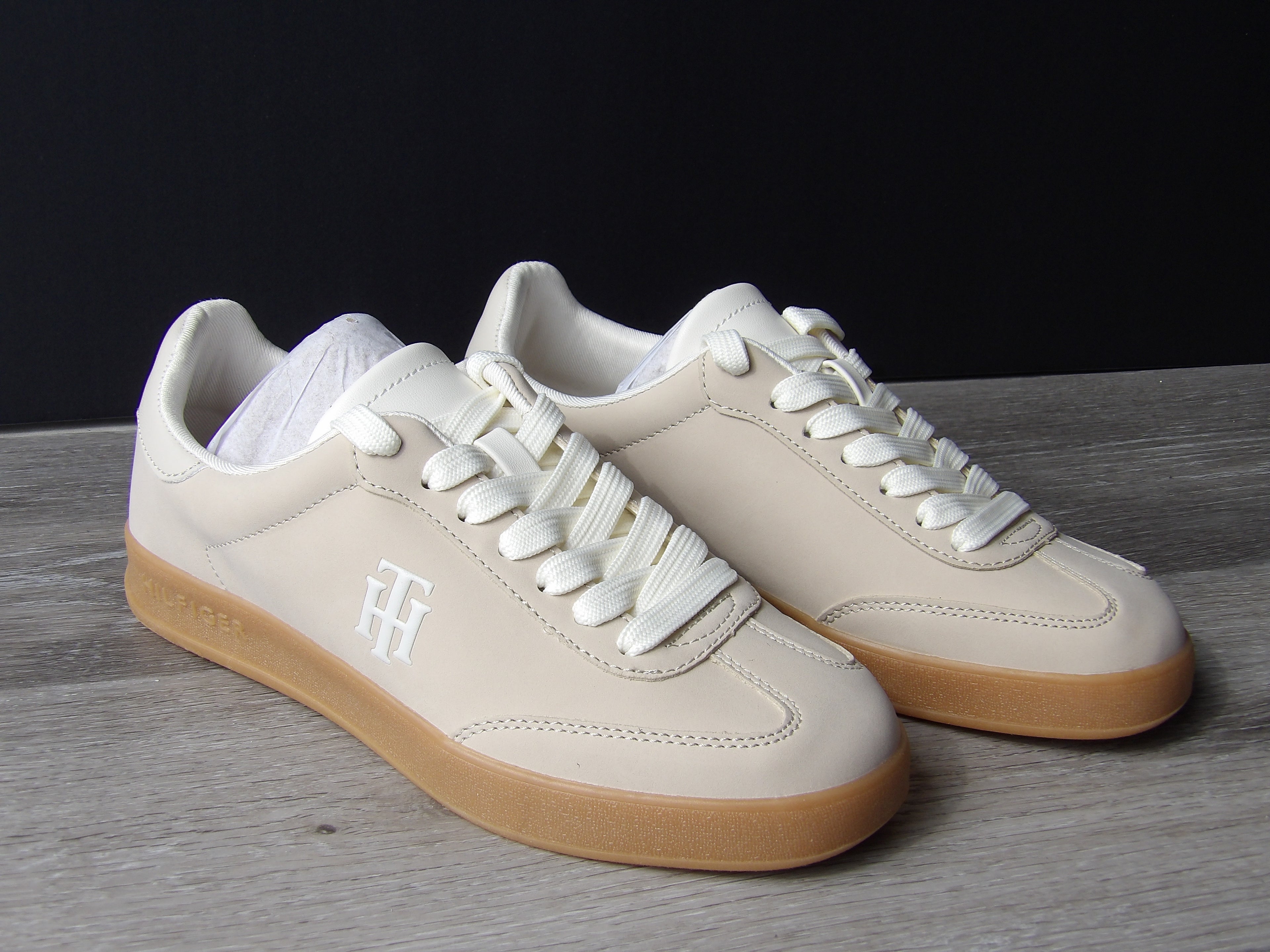 Tommy Hilfiger Women’s Sarhli Lace-Up Fashion Sneakers size 6