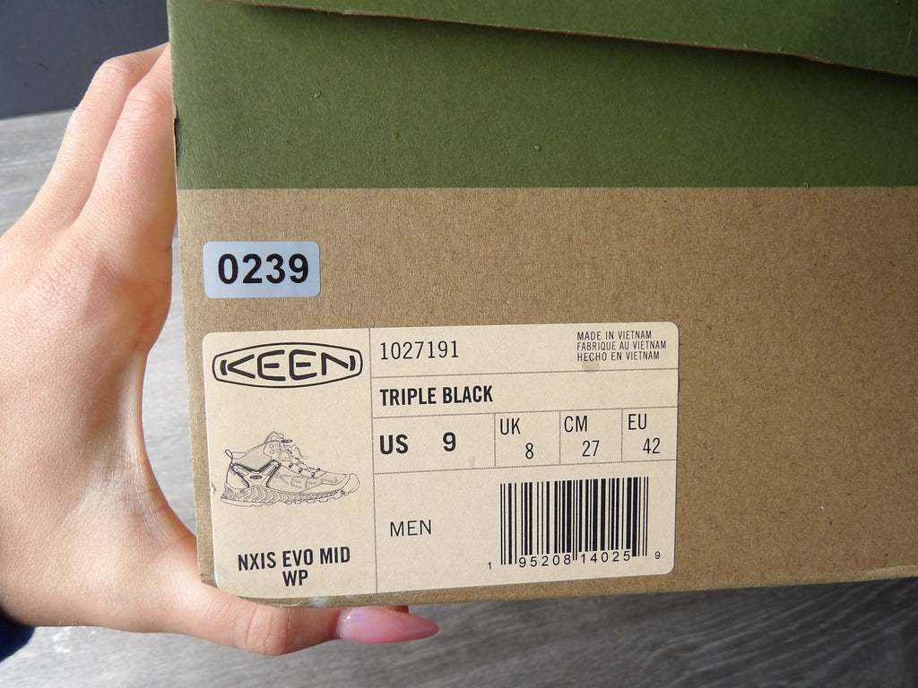 KEEN NXIS EVO Mid Waterproof hiking boots size 9