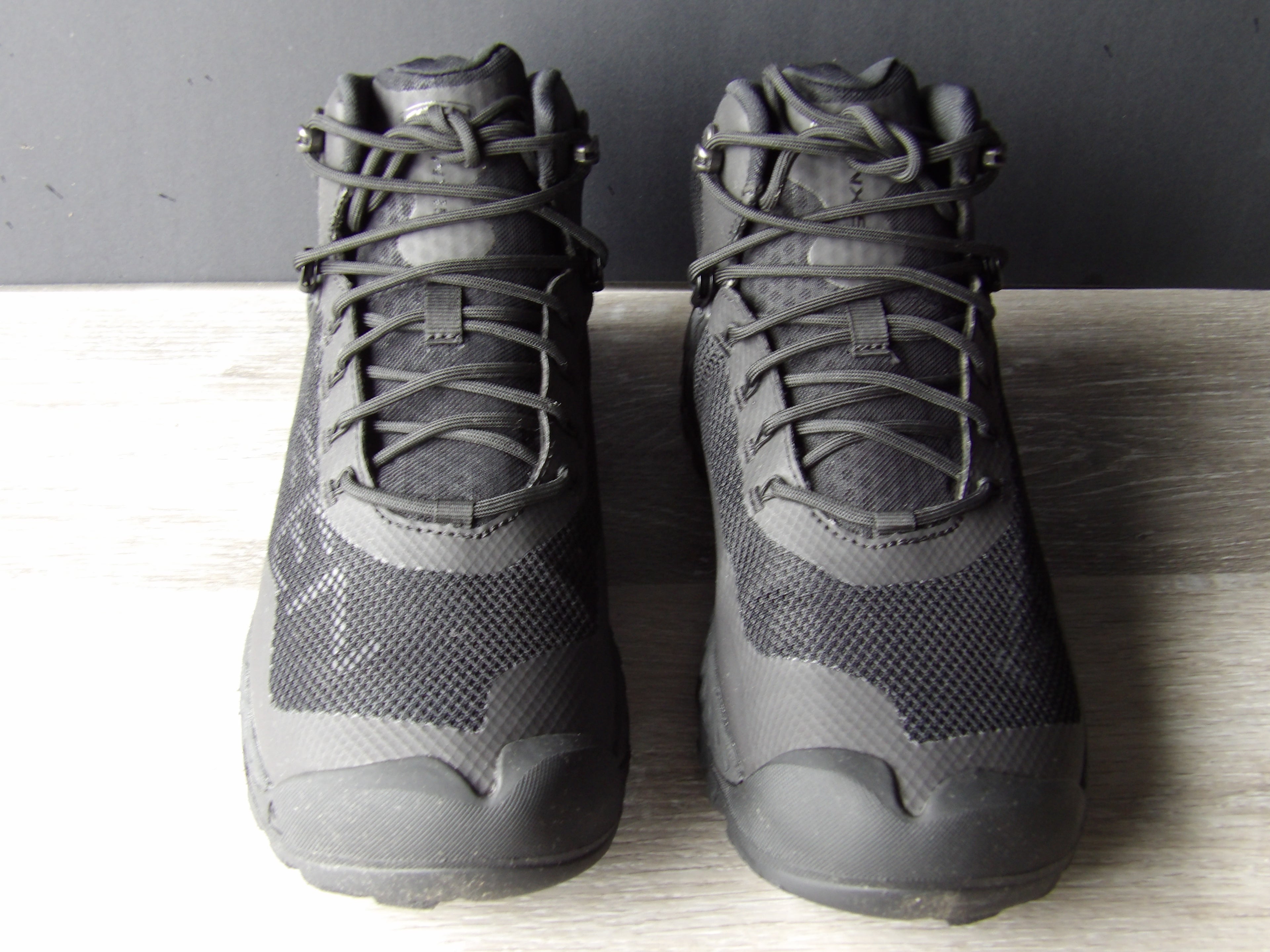 KEEN NXIS EVO Mid Waterproof hiking boots size 9