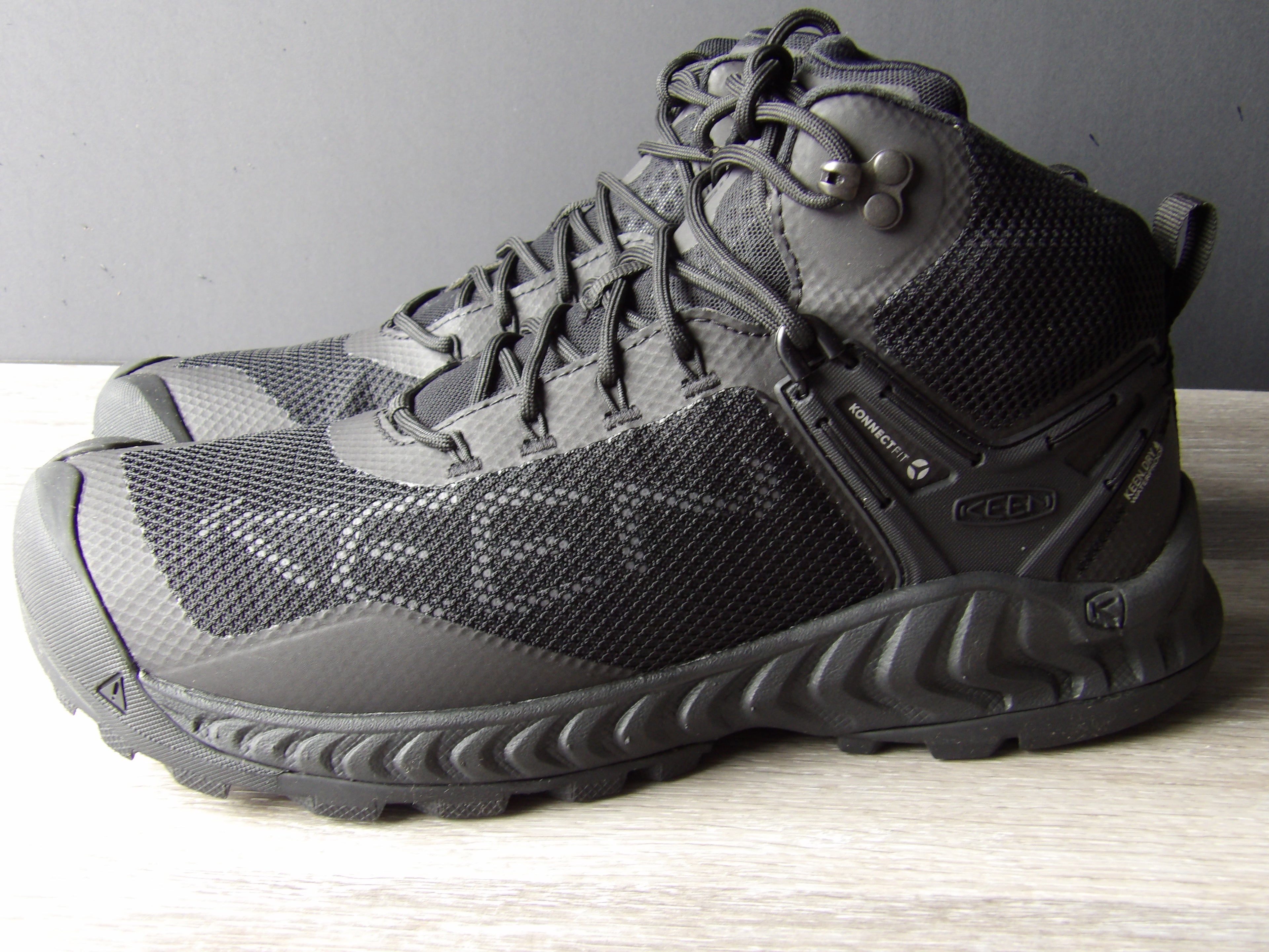 KEEN NXIS EVO Mid Waterproof hiking boots size 9