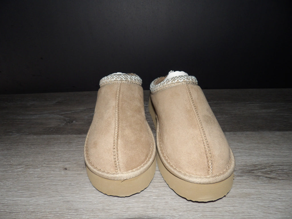 Pinky Lily branded beige platform slippers Size 7