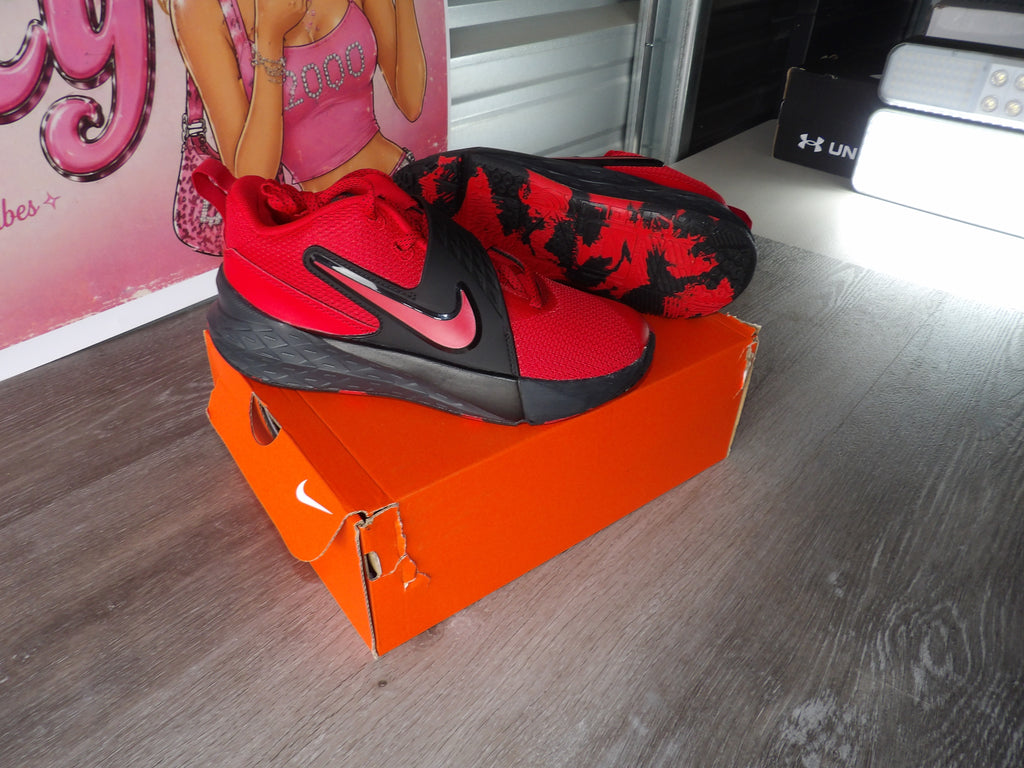 Nike - Team Hustle D 12 Basketball Shoes (Size US 4Y)